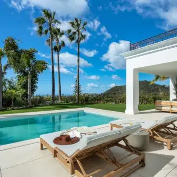 Refurbished villa offering spectacular views in the prestigious gated community of Los Arqueros, Benahavis Picture 11