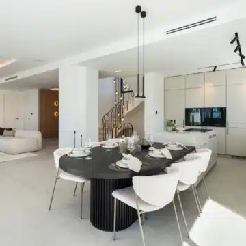 Refurbished villa offering spectacular views in the prestigious gated community of Los Arqueros, Benahavis Picture 7