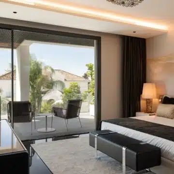Exclusive 5-bedroom villa with panoramic sea and mountain views in Casablanca, Marbella Golden Mile Picture 3