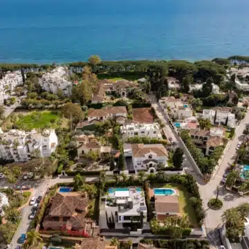 Exclusive 5-bedroom villa with panoramic sea and mountain views in Casablanca, Marbella Golden Mile Picture 1