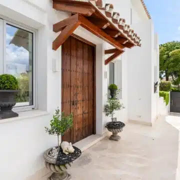 Magnificent 5-bedroom villa in the prestigious Cortijo Blanco, San Pedro de Alcantara Picture 1