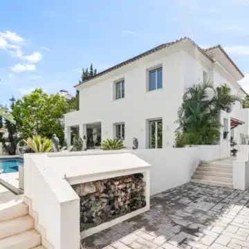 Magnificent 5-bedroom villa in the prestigious Cortijo Blanco, San Pedro de Alcantara Picture 5