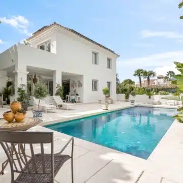 Magnificent 5-bedroom villa in the prestigious Cortijo Blanco, San Pedro de Alcantara Picture 2