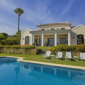 Luxurious villa showcasing breathtaking panoramic views nestled in Los Flamingos, Benahavis Picture 8