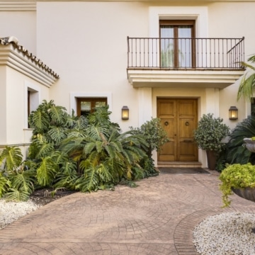 Luxurious villa showcasing breathtaking panoramic views nestled in Los Flamingos, Benahavis Picture 2