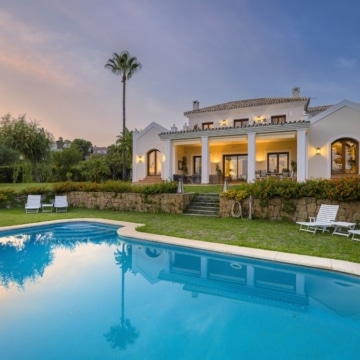 Luxurious villa showcasing breathtaking panoramic views nestled in Los Flamingos, Benahavis Picture 10