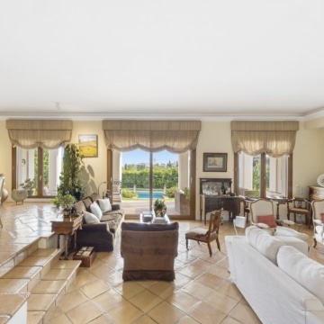 Luxurious villa showcasing breathtaking panoramic views nestled in Los Flamingos, Benahavis Picture 4