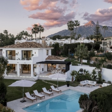 South-west facing 5-bedrooms villa with golf views in Nueva Andalucia, Marbella Picture 14