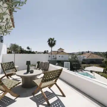 South-west facing 5-bedrooms villa with golf views in Nueva Andalucia, Marbella Picture 1