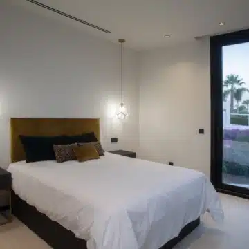 Fantastic villa with 7-bedrooms and stunning mountain views in Parcelas del Golf, Nueva Andalucia Picture 13