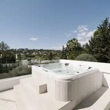 South-west facing 5-bedrooms villa with golf views in Nueva Andalucia, Marbella Picture 15