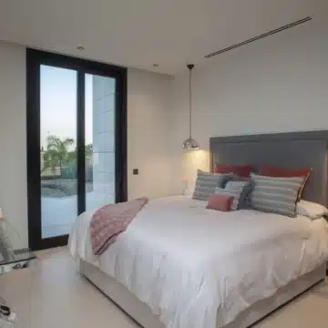 Fantastic villa with 7-bedrooms and stunning mountain views in Parcelas del Golf, Nueva Andalucia Picture 15