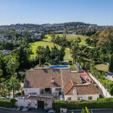 Luxury Andalusian-style villa in the prestigious neighbourhood of Nueva Andalucia Picture 30