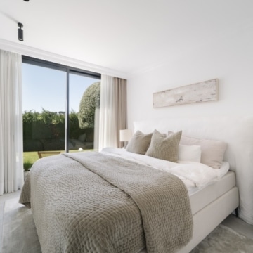 South-west facing 5-bedrooms villa with golf views in Nueva Andalucia, Marbella Picture 18