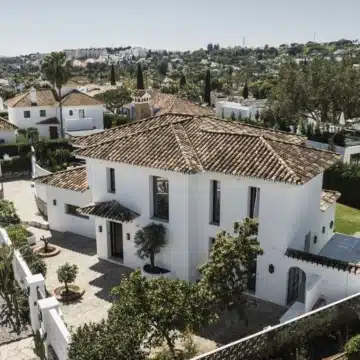 South-west facing 5-bedrooms villa with golf views in Nueva Andalucia, Marbella Picture 3