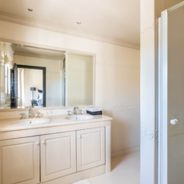 Luxury Andalusian-style villa in the prestigious neighbourhood of Nueva Andalucia Picture 17