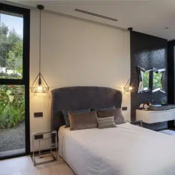 Fantastic villa with 7-bedrooms and stunning mountain views in Parcelas del Golf, Nueva Andalucia Picture 2
