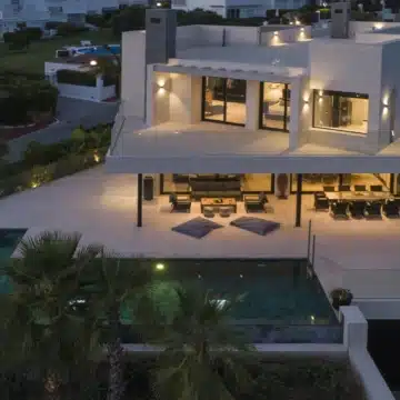 Fantastic villa with 7-bedrooms and stunning mountain views in Parcelas del Golf, Nueva Andalucia Picture 30