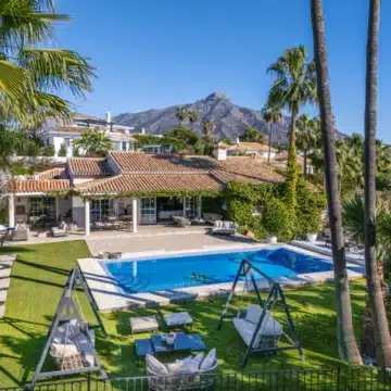 Luxury Andalusian-style villa in the prestigious neighbourhood of Nueva Andalucia Picture 32