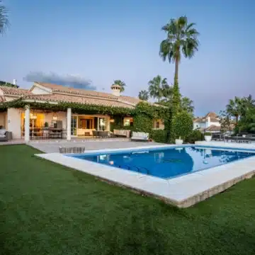 Luxury Andalusian-style villa in the prestigious neighbourhood of Nueva Andalucia Picture 44