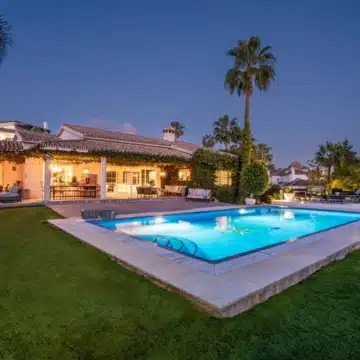 Luxury Andalusian-style villa in the prestigious neighbourhood of Nueva Andalucia Picture 48