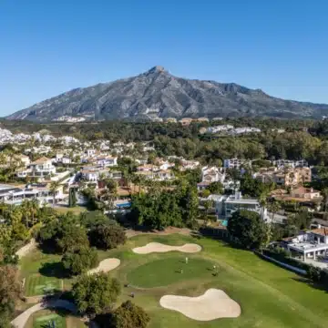 Luxury Andalusian-style villa in the prestigious neighbourhood of Nueva Andalucia Picture 33