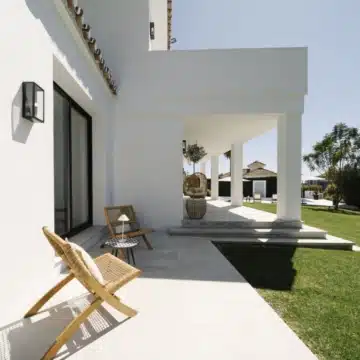 South-west facing 5-bedrooms villa with golf views in Nueva Andalucia, Marbella Picture 5