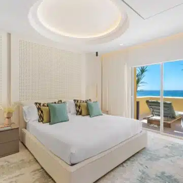 Beachfront 3-bedroom apartment offering unobstructed sea views in Rio Real, Marbella Picture 3