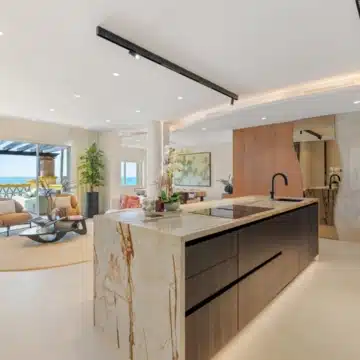 Beachfront 3-bedroom apartment offering unobstructed sea views in Rio Real, Marbella Picture 24