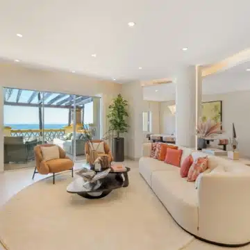 Beachfront 3-bedroom apartment offering unobstructed sea views in Rio Real, Marbella Picture 8