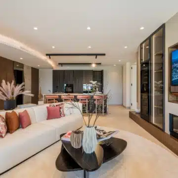Beachfront 3-bedroom apartment offering unobstructed sea views in Rio Real, Marbella Picture 1