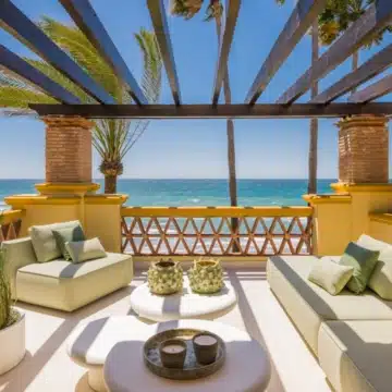 Beachfront 3-bedroom apartment offering unobstructed sea views in Rio Real, Marbella Picture 5
