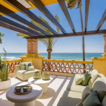 Beachfront 3-bedroom apartment offering unobstructed sea views in Rio Real, Marbella Picture 16