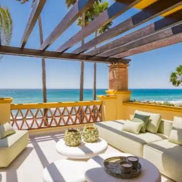 Beachfront 3-bedroom apartment offering unobstructed sea views in Rio Real, Marbella Picture 17