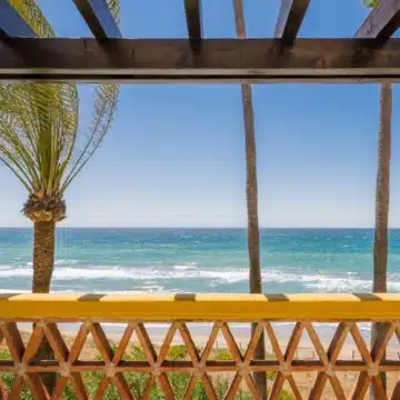 Beachfront 3-bedroom apartment offering unobstructed sea views in Rio Real, Marbella Picture 6