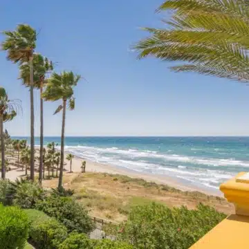 Beachfront 3-bedroom apartment offering unobstructed sea views in Rio Real, Marbella Picture 32