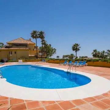 Beachfront 3-bedroom apartment offering unobstructed sea views in Rio Real, Marbella Picture 52