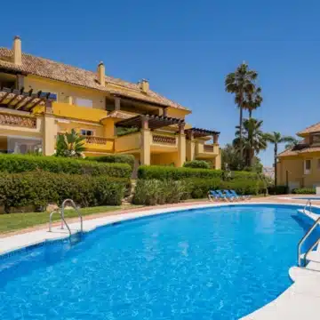 Beachfront 3-bedroom apartment offering unobstructed sea views in Rio Real, Marbella Picture 51