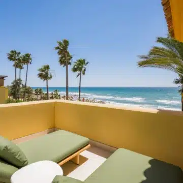 Beachfront 3-bedroom apartment offering unobstructed sea views in Rio Real, Marbella Picture 15