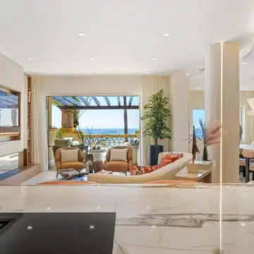 Beachfront 3-bedroom apartment offering unobstructed sea views in Rio Real, Marbella Picture 7
