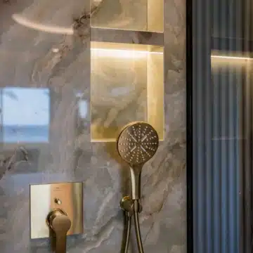 Beachfront 3-bedroom apartment offering unobstructed sea views in Rio Real, Marbella Picture 44