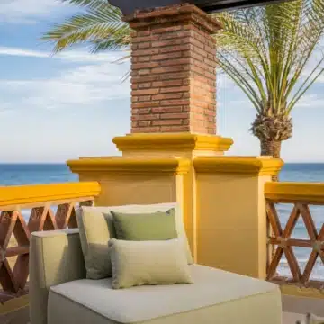Beachfront 3-bedroom apartment offering unobstructed sea views in Rio Real, Marbella Picture 33