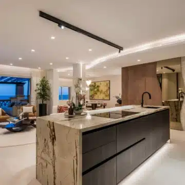 Beachfront 3-bedroom apartment offering unobstructed sea views in Rio Real, Marbella Picture 31