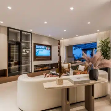Beachfront 3-bedroom apartment offering unobstructed sea views in Rio Real, Marbella Picture 11