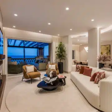 Beachfront 3-bedroom apartment offering unobstructed sea views in Rio Real, Marbella Picture 2