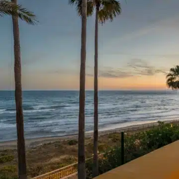Beachfront 3-bedroom apartment offering unobstructed sea views in Rio Real, Marbella Picture 19