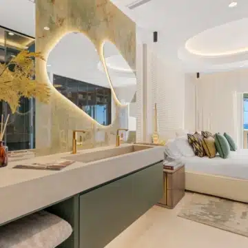 Beachfront 3-bedroom apartment offering unobstructed sea views in Rio Real, Marbella Picture 0