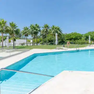 Bright Two Bedroom Apartment with Spectacular Panoramic Views of the Golf course and Natural Scenery Picture 10