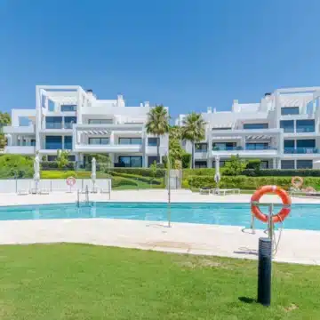 Bright Two Bedroom Apartment with Spectacular Panoramic Views of the Golf course and Natural Scenery Picture 3