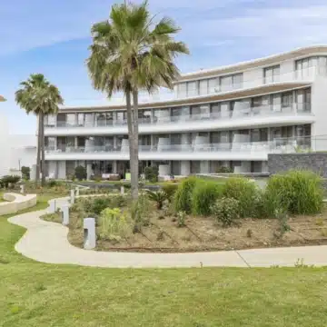 Frontline beach apartment with unbeatable views in exclusive urbanisation of The Edge, Estepona Picture 4